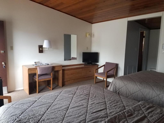 Bedroom 5, Budget Host, Colfax