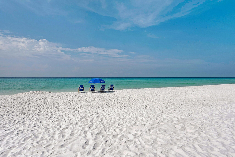 Beach 2, Pet Friendly 3BR Home in Miramar Beach w Private Beach Access, Walton