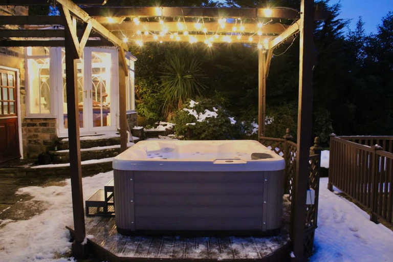 Room 5, Habberjam Farm Swimming Pool Sauna Hot Tub Fire Pit, Derbyshire