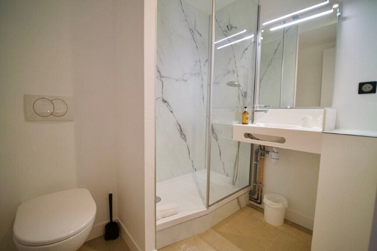 Bathroom 4, Le Voltaire, Ille-et-Vilaine