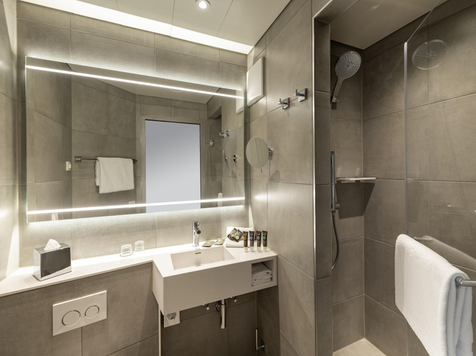 Bathroom 5, Novotel Munich Messe, München