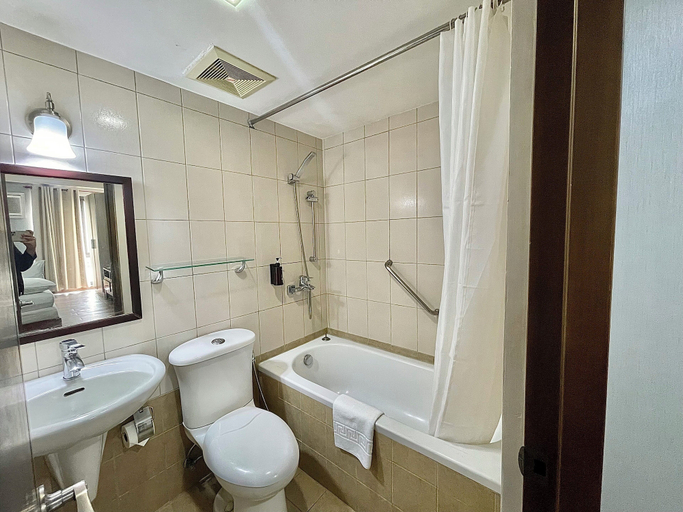 Bathroom 4, CEO Flats, Makati City