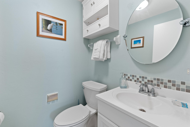 Bathroom 4, Crescent Shore 201, Lee