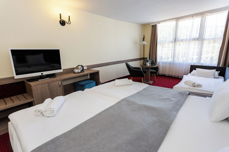 Bedroom 3, Hotel Mediterran, Budapesti