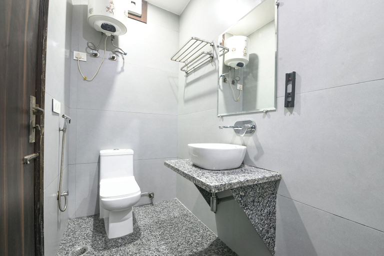 Bathroom 5, Fabhotel D Crown, Delhi