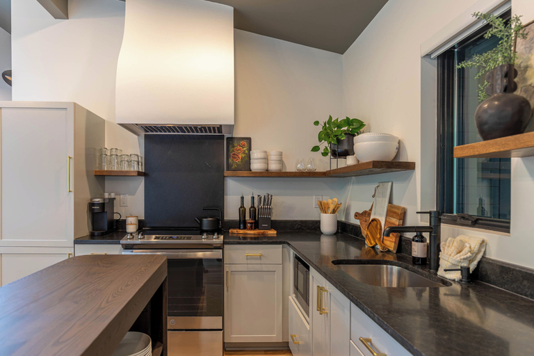 Interior 2, Little Bear Escape - Pet Friendly Luxe Custom Tiny House Hot Tub Between Boone & Banner Elk, Watauga