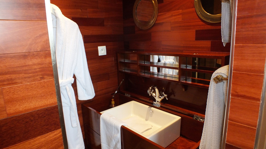 Bathroom 4, Le Beauséjour, Côtes-d'Armor