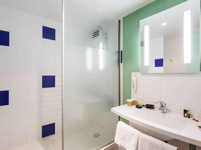 Bathroom 4, ibis budget Angoulême Nord, Charente