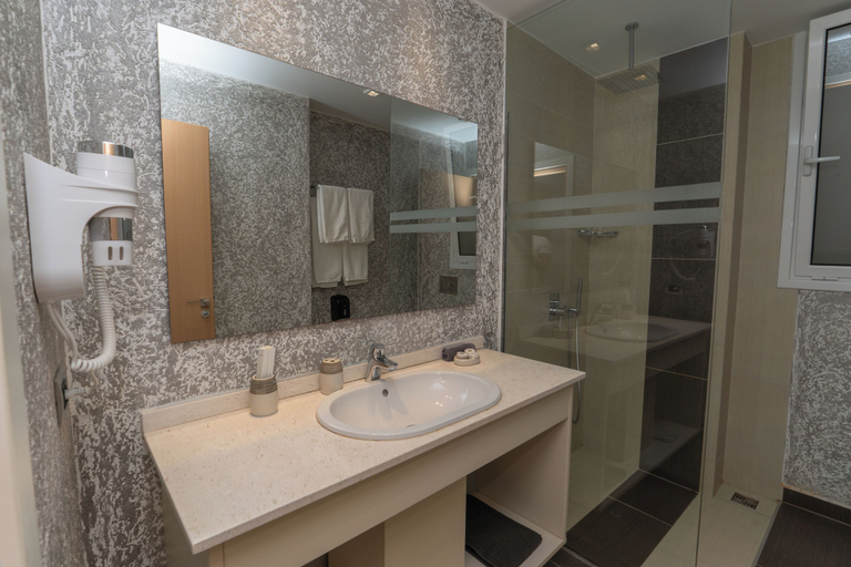 Bathroom 3, Nemesis Hotel, Sarandës
