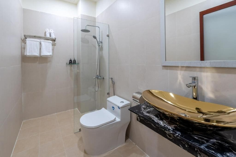 Bathroom 4, Shogun Hotel, District 5