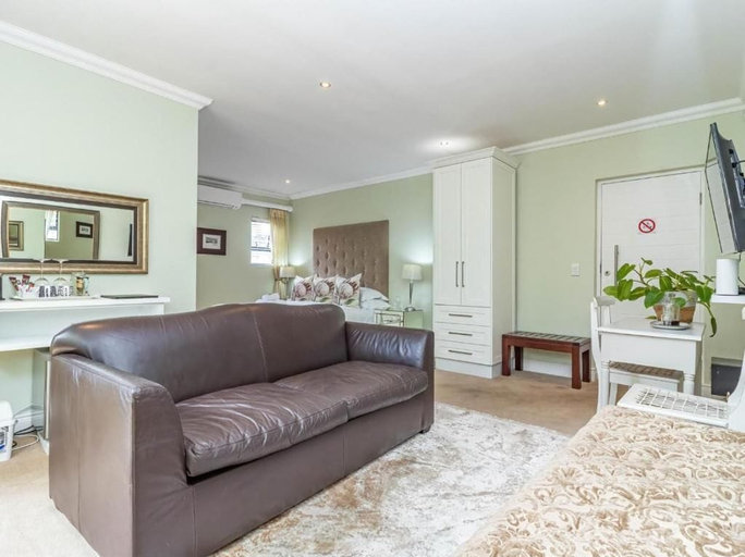 Living area 3, Hermanus Cliff Path Lodge, Overberg