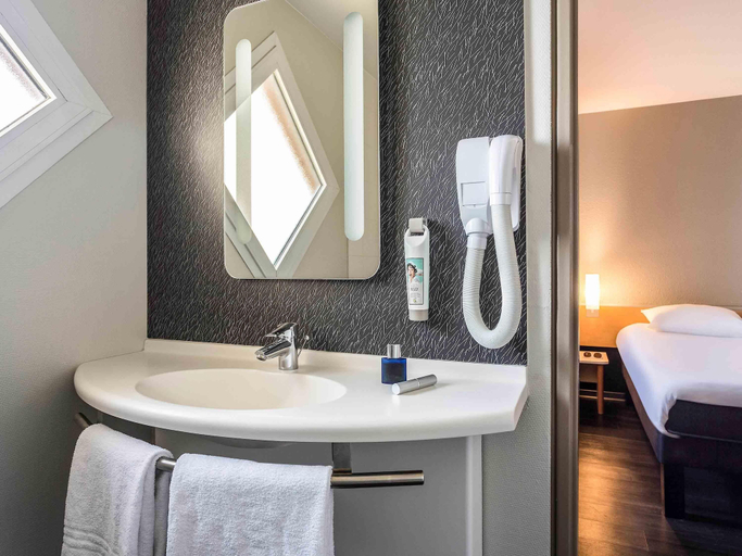Bathroom 5, ibis Thonon Evian, Haute-Savoie