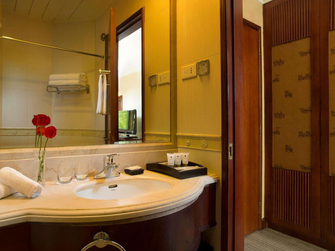 Bathroom 5, Grand Mercure Xian Renmin Square, Xi'an