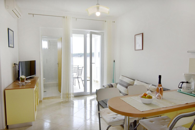 Shared lounge/TV area 2, Seafront apartment on the Island of Rab, Lopar/Supetarska Draga