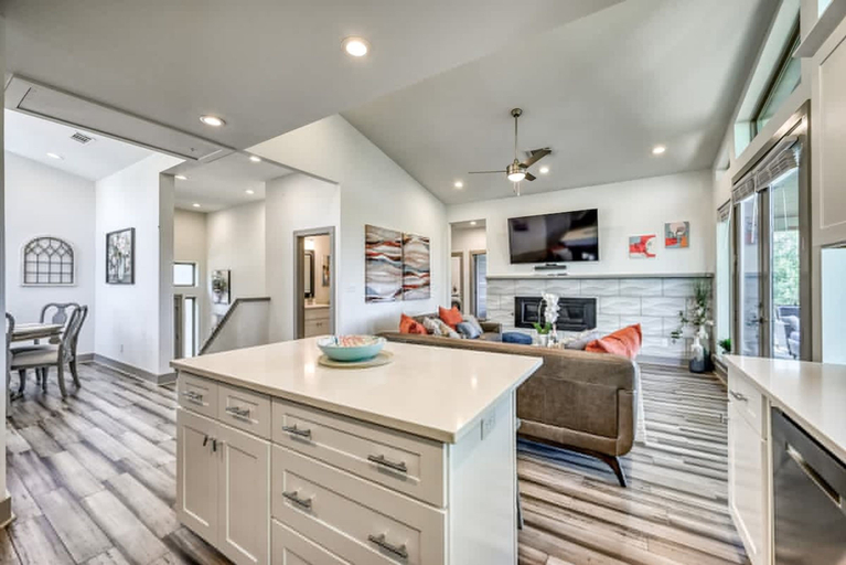 Room 5, Point Venture Home Hot Tub Beach Marina, Travis
