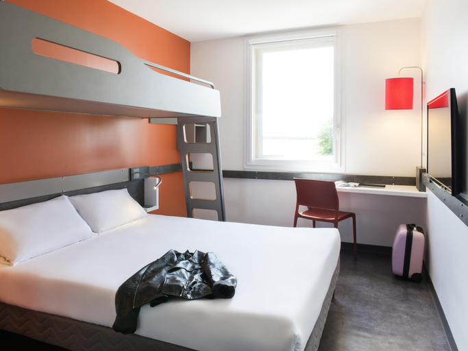 Bedroom 3, ibis budget Airport Lyon Saint-Exupery, Rhône