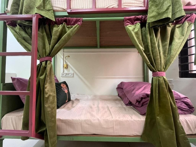 Room 2, Renee Mysaa, Indore