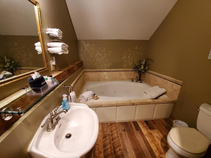 Bathroom 3, The Barn Inn Bed and Breakfast, Holmes