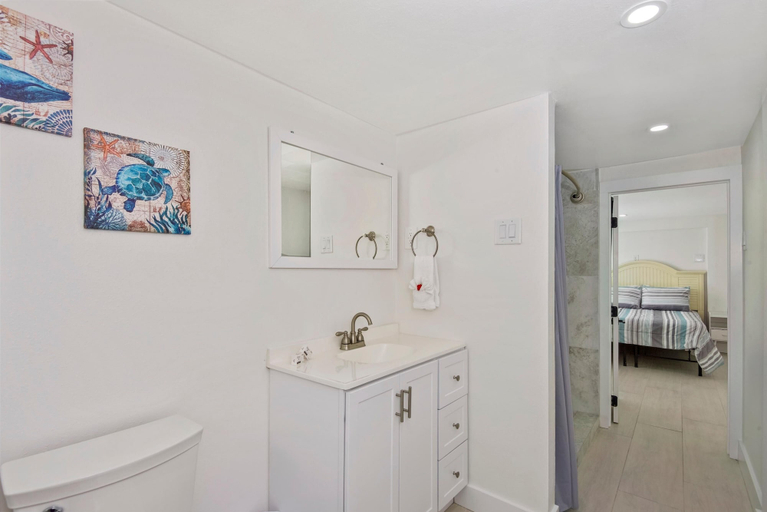Bathroom 4, Santini House, Lee