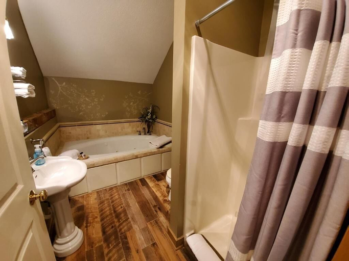Bathroom 4, The Barn Inn Bed and Breakfast, Holmes