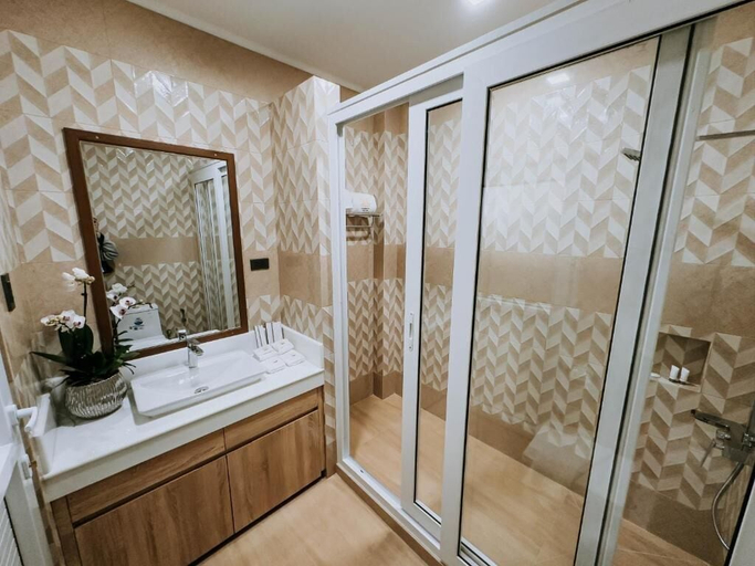Bathroom 3, Rosepine Hotel, La Trinidad