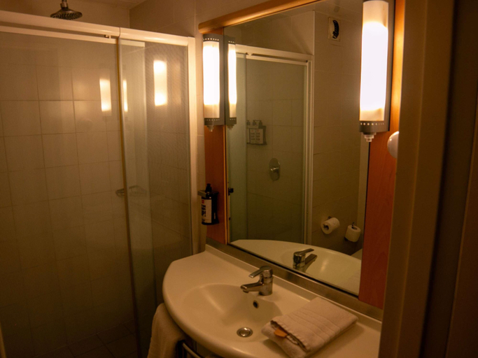 Bathroom 5, ibis Mendoza Hotel, Guaymallén