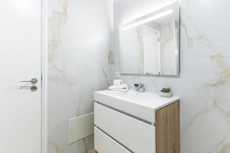 Bathroom 4, Lotus, Aveiro