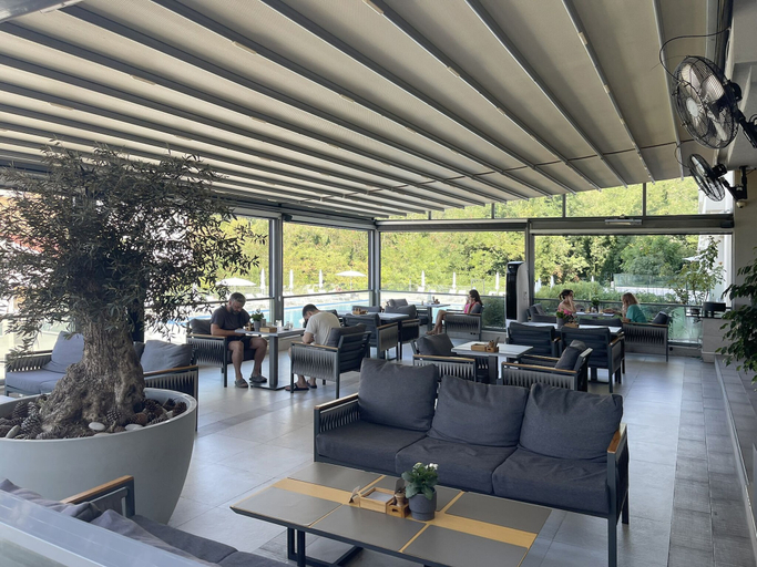 Outdoor dining 3, Status M Apartments 205