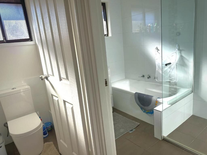 Bathroom, Sydney Blue mountain 4 Bedroom Haven, Penrith - East