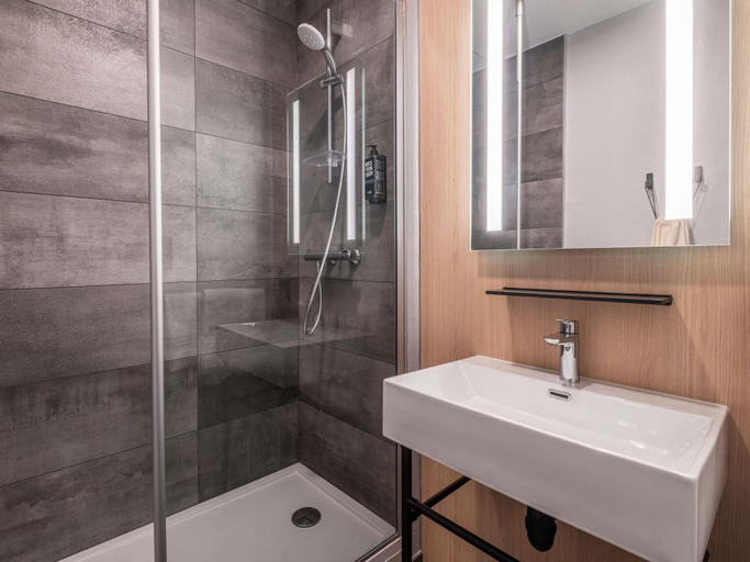 Bathroom 5, ibis Saint Quentin Basilique, Aisne
