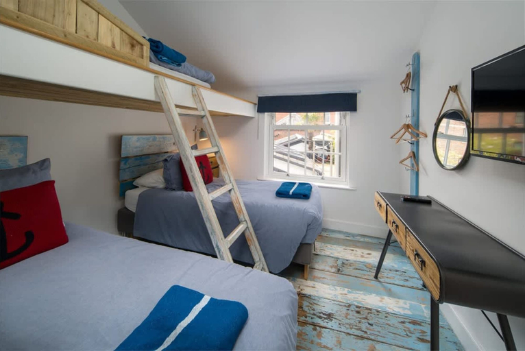 Room 4, Windchasers Unique 3 bed Duplex With hot tub, Isle of Wight