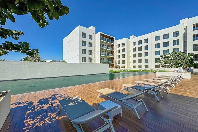 Pool 4, Luxury Condo With Shared Gym, Rooftop Pool, and Centrally Located, La Paz