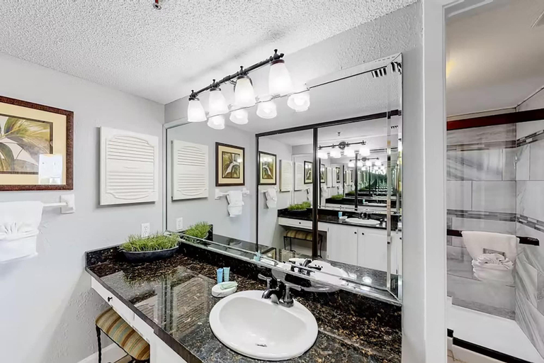 Bathroom 5, Mainsail 234, Walton