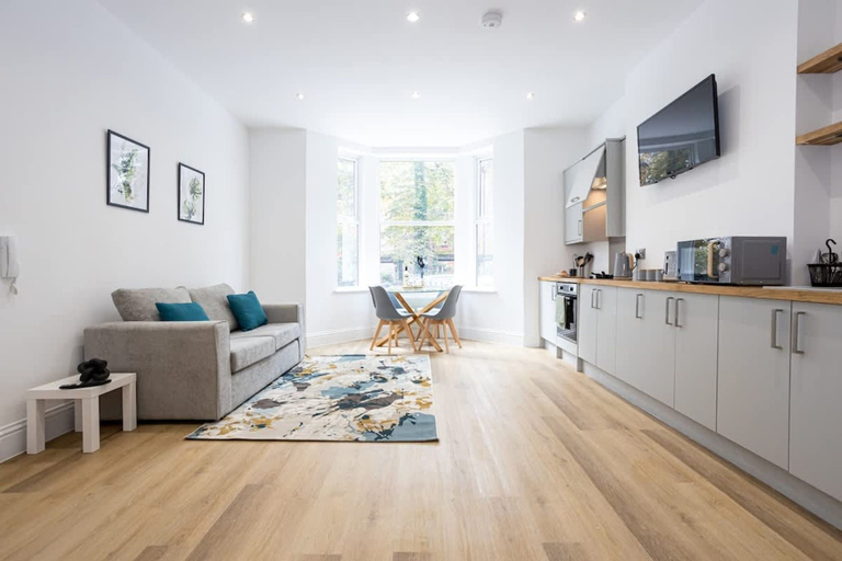 Room 3, NEW Spacious Flat Ideal for Business Sleeps 4, Salford