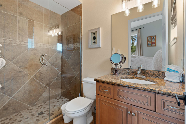 Bathroom 3, Sea La Vie, Lee