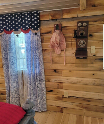 Interior 2, Country Sunshine Cabins, Perry