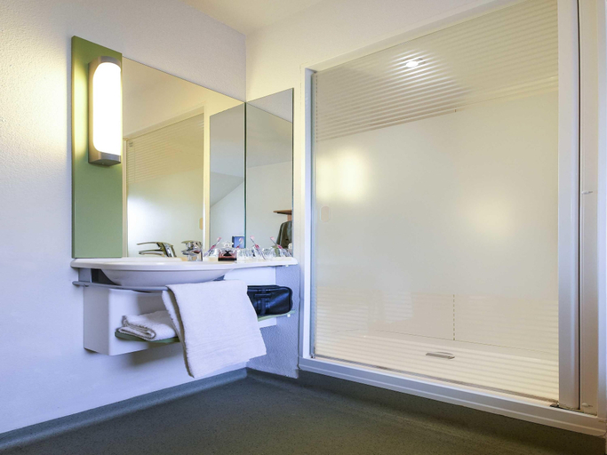 Bathroom 4, ibis budget Paris Porte de Vanves, Hauts-de-Seine
