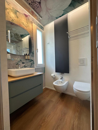 Bathroom 2, Feel Good, Rimini