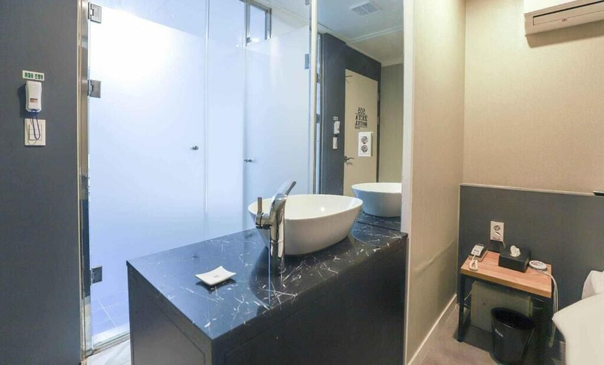 Bathroom 3, Gamdong Hotel, Haeundae