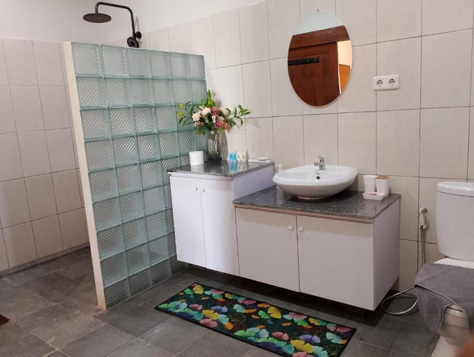 Bathroom 3, Mama Nings Beach Hotel, Sumbawa Barat