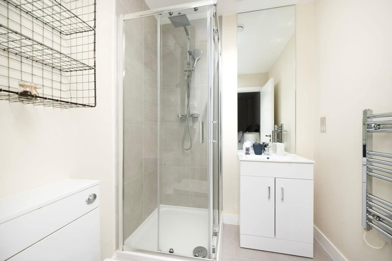 Room 5, Modern Bromley Penthouse With Balcony Views, London
