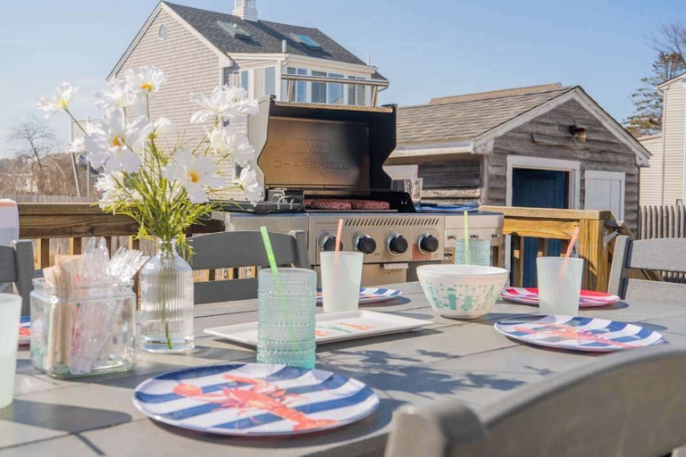 Outdoor dining 2, Mimi's Beach House Beach Access, York