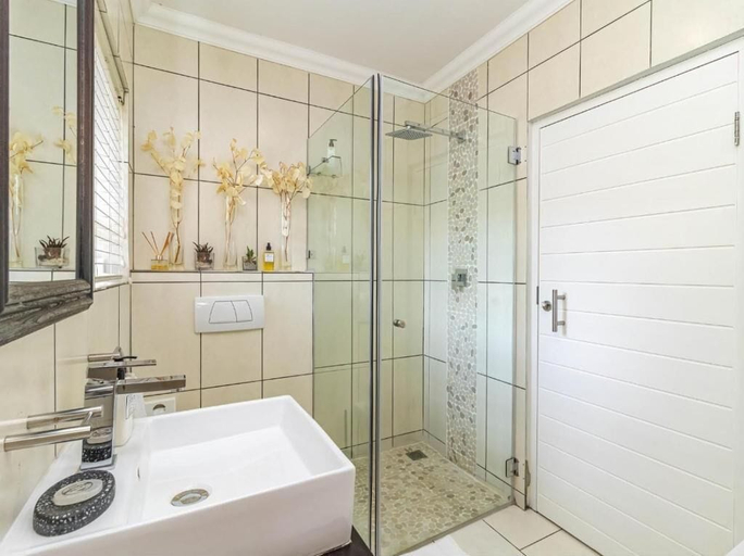 Bathroom 2, Hermanus Cliff Path Lodge, Overberg