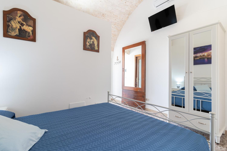 Bedroom 2, Corallo House, Bari