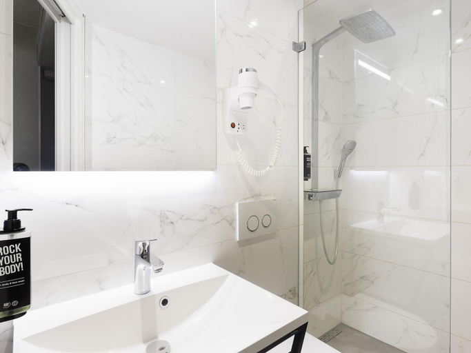 Bathroom 4, ibis Styles Amsterdam Central Station, Amsterdam