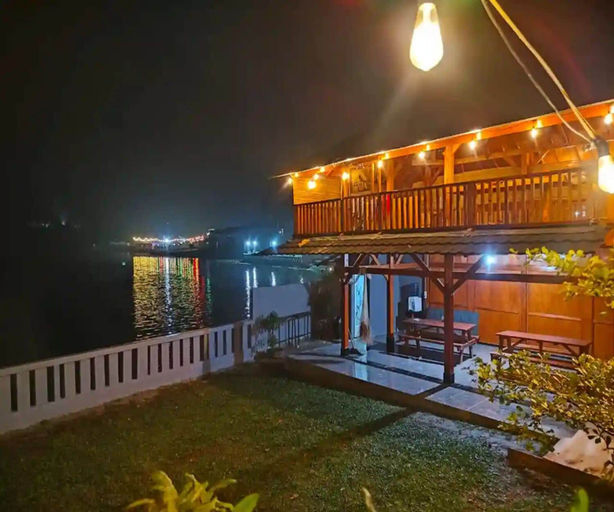 Outdoor dining, cozzy Salabim Villa Pangalengan, Bandung
