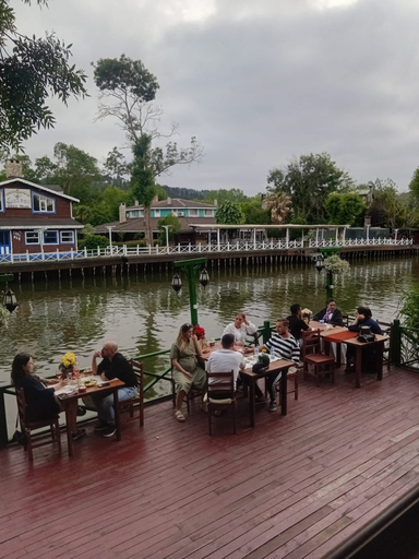 Outdoor dining, Mell's River, Şile