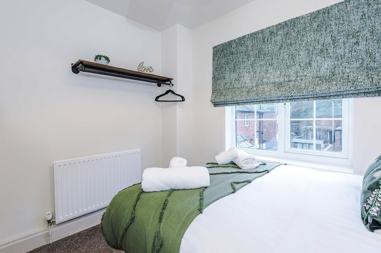 Room 5, Charming City Centre 3 Bed Flat High St Location, Cheshire West and Chester