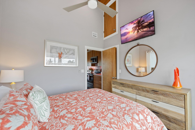 Bedroom 3, Flip Flops Forever, Lee