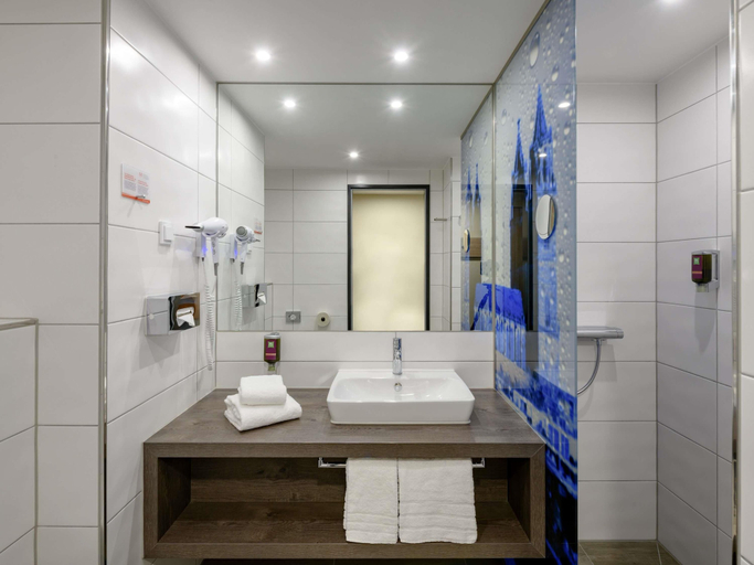 Bathroom 4, Ibis Styles Magdeburg, Magdeburg